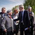 Bundespräsident Alexander van der Bellen im Gespräch mit KZ-Überlebenden
