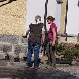 Bepflanzug um die Kirche