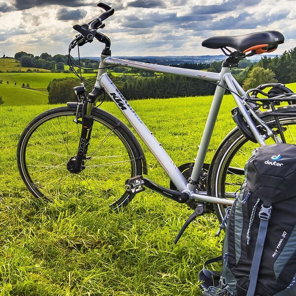 Fahrrad, Rucksack auf einer Wiese