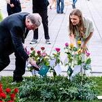 Unter dem Titel „MUT zum Erinnern – Ein Herz aus Blumen' entstand am Domplatz ein besonderes Zeichen der Verbundenheit: Ein großes Herz aus Blumen – gestaltet von vielen Händen, getragen von gemeinsamen Erinnerungen. Alle waren eingeladen, mitzuwirke