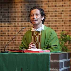 Pater Eduardus beim Gottesdienst