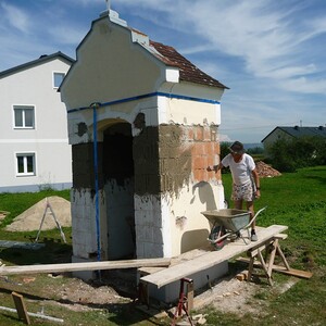 Bald darauf begann Hans mit dem Verputzen der neuen Ziegelmauer.