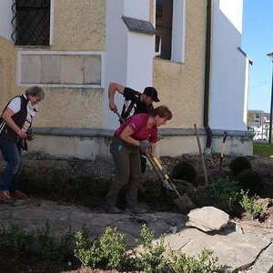 Bepflanzug um die Kirche