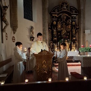 Kaplan Franziskus verliest das Evangelium.