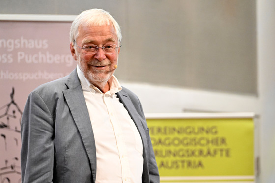 Gerald Hüthner, Neurobiologe und Hauptreferent beim Schloss Puchberger Bildungskongress 2025, hält Vertrauen, Beziehung und Begeisterung für die Grundlage echten Lernens. / Peter Kainrath Gerald Hüthner, Neurobiologe und Hauptreferent beim Schloss Puchberger Bildungskongress 2025, hält Vertrauen, Beziehung und Begeisterung für die Grundlage echten Lernens.