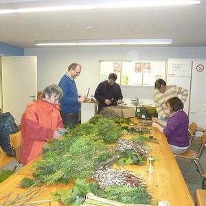 Palmbesen binden im Pfarrhof