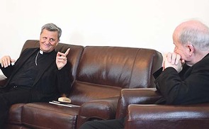 Kardinal Mario Grech scherzt mit Kardinal Christoph Schönborn.