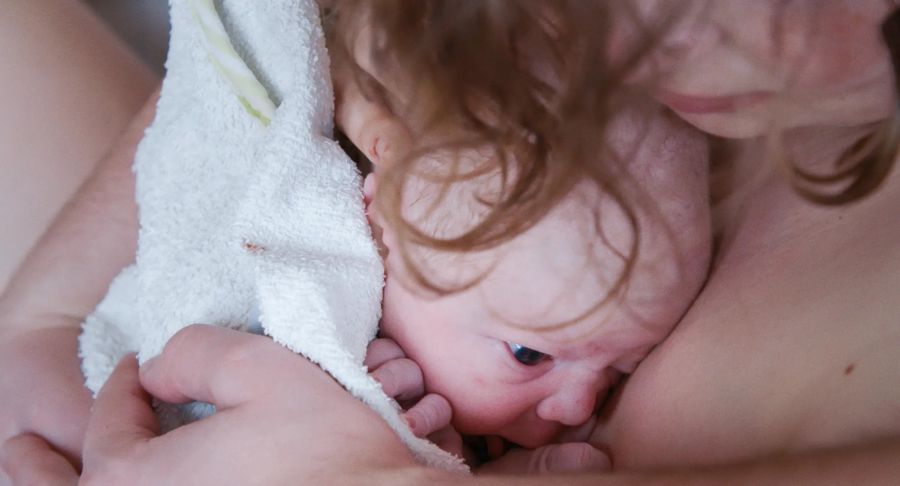 wise_women_still_7 / Nikolaus Geyrhalter Filmproduktion GmbH Baby an der Brust