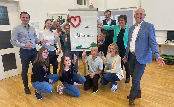 Die Teilnehmenden des Pastorallehrgangs 2021/22 mit der Lehrgangsleitung Univ.-Prof.in Dr.in Klara-Antonia Csiszar, Dipl.-Pass.in Beatrix Hofer und Bischofsvikar Dr. Johann Hintermaier. 