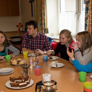 Neue Ministranten in der Pfarre Kirchdorf/KremsAm Christkönigssonntag steht der Gottesdienst in Kirchdorf/Krems ganz im Zeichen der Ministrantinnen und Ministranten. Die beiden Leiter Jakob und Samuel Haijes haben dabei auf kindgerechte Elemente bes