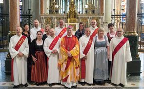 Bischof Manfred Scheuer mit den neugeweihten Diakonen und ihren Ehefrauen.