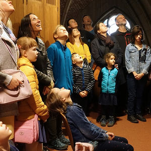 Domorganist Wolfgang Kreuzhuber mit großen und kleinen Orgelentdeckerinnen und Orgelentdeckern an der Rudigierorgel