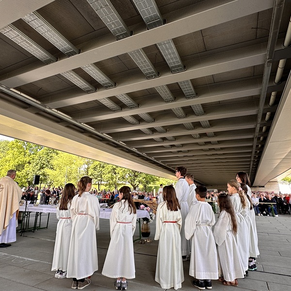 Gottesdienst unter der Brücke