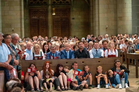 Zahlreiche Besucher:innen kamen in den Linzer Mariendom zur Uraufführung der Messe der Barmherzigkeit.