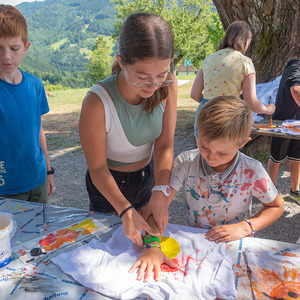 T-Shirts bemalen am Jungscharlager 2023