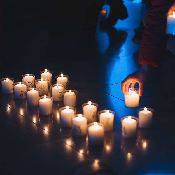 Kerzen im Kirchenraum