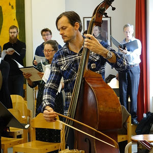 Martin Hofinger (Violone) und Chor des Konservatoriums für Kirchenmusik der Diözese Linz