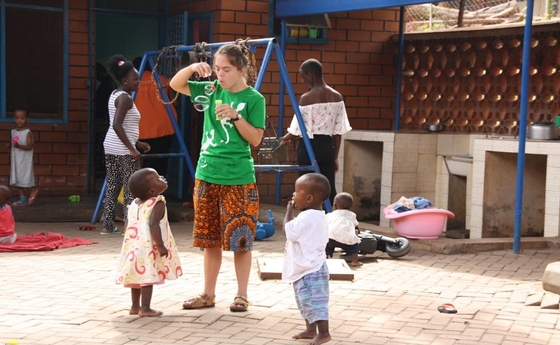 Lorena Stehlik in ihrem Einsatz im Babies Home in Kampala, Uganda mit der Organisation Internationale Freiwilligeneinsätze CÖ GmbH