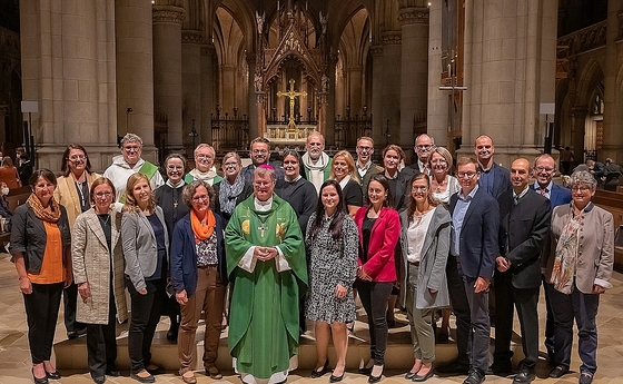 Die gesendeten SeelsorgerInnen mit Bischof Manfred Scheuer, Generalvikar Severin Lederhilger, Bischofsvikar Wilhelm Vieböck, Diakon Gerhard Jessl, Brigitte Gruber-Aichberger (Direktorin Pastorale Berufe), Gabriele Eder-Cakl (Direktorin Pastoralamt) s