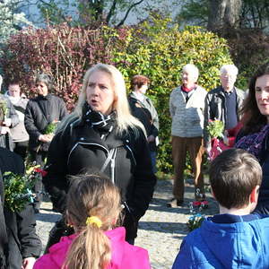 Palmweihe vor der Kirche