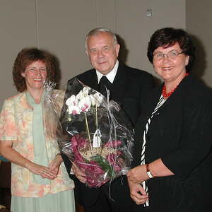 Aichern wird von der Frauenkommission mit dem 'Frauenschuh' 2003 ausgezeichnet.
