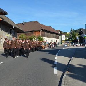 Der Festeinzug mit den versammelten Volk