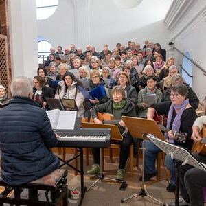 Projektchor mit S?nger:innen aus allen Pfarrgemeinden unter der Leitung von Josef Schmidauer