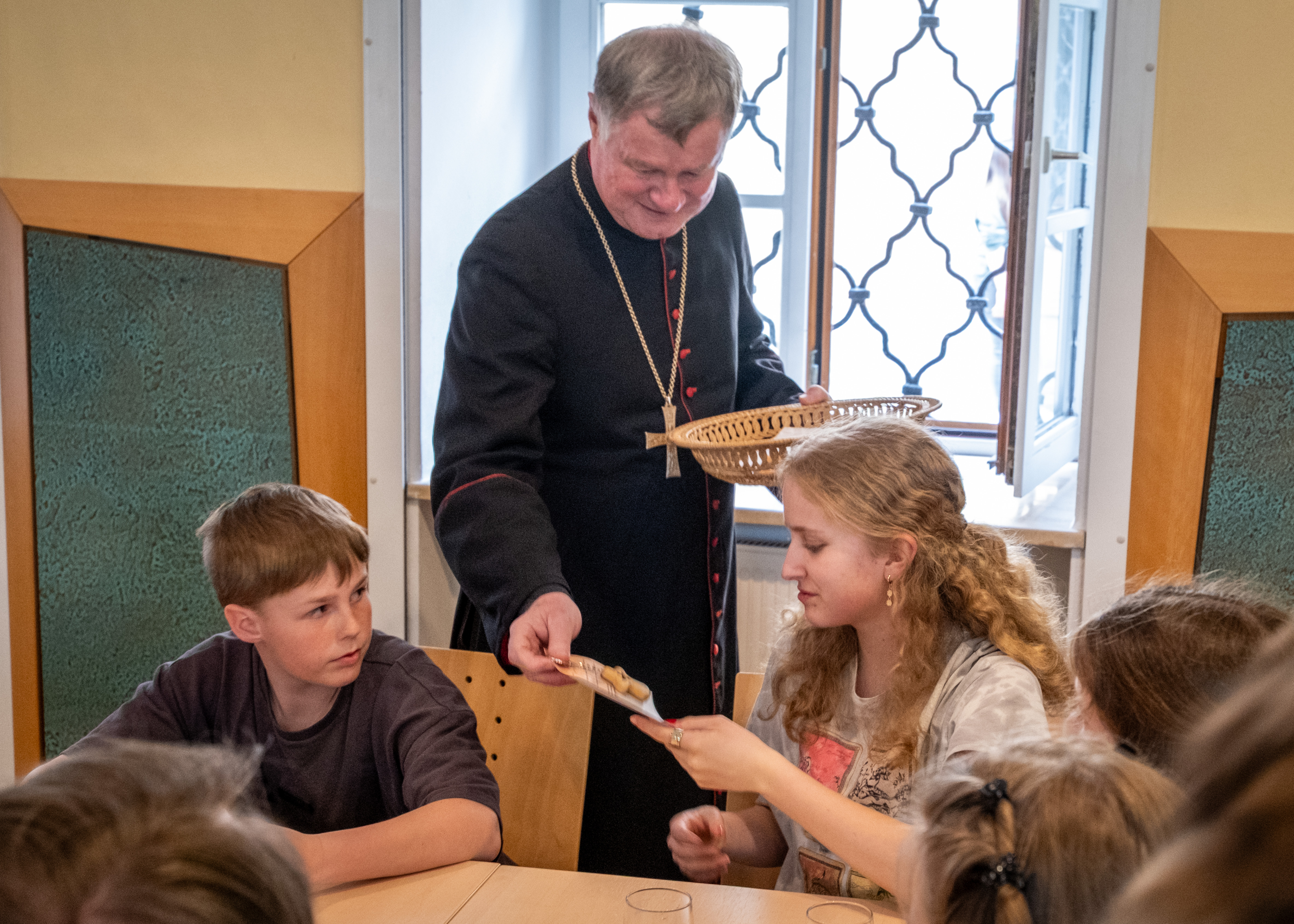 Als Dankesch?n f?r ihren Dienst ?berreichte Bischof Manfred Scheuer den Ministrant:innen ein kleines Kreuz aus Olivenholz als Schl?sselanh?nger.