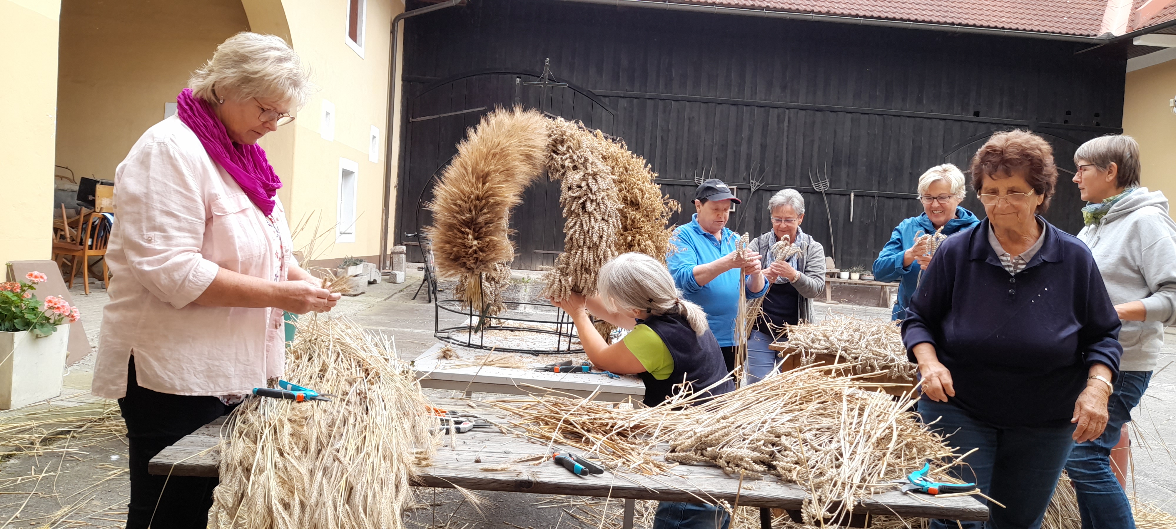 Erntedankfest 2021 / © Foto: Hubert Laussegger Binden der Erntekrone