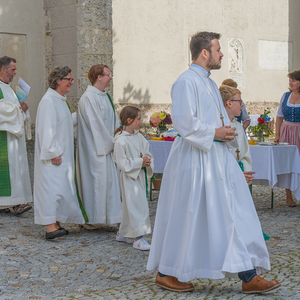 Dankefest in der Pfarre Kirchdorf an der Krems, BIld: Auszug nach dem Gottesdienst, die Trachtenfrauen haben eine Agape vorbereitet 