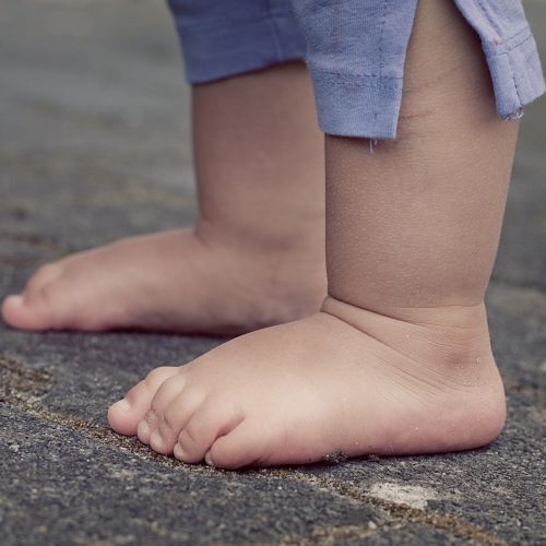 Kinderfüße auf festem Boden