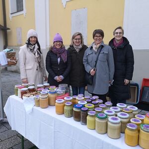 Am Kirchenplatz wurden fast 100 Liter von den kfb-Frauen gekochte Suppe gegen freiwillige Spenden eingetauscht. 