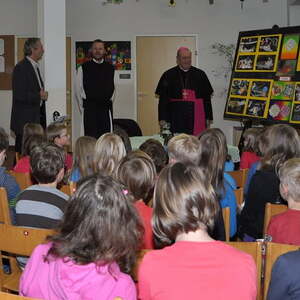 Bischof besuchte Volksschulen und Kindergarten