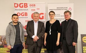 Egzon Ajeti (Betroffener), ÖGB-Landesvorsitzender Dr. Johann Kalliauer, Mag.a Dorothea Dorfbauer (Sprecherin der Veranstaltungsgemeinschaft „Tag der Arbeitslosen“) und Diözesanbischof Dr. Manfred Scheuer