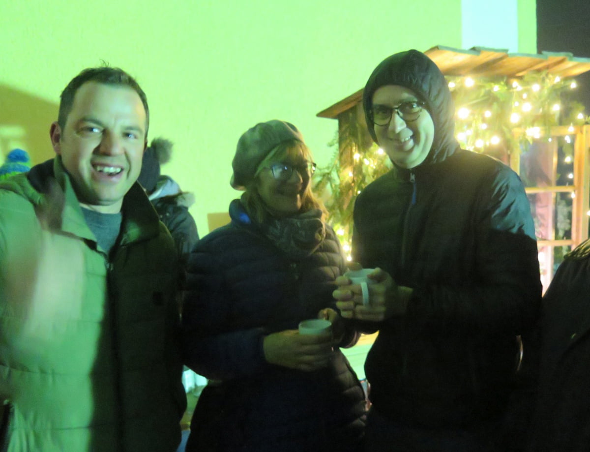 Adventstimmung am Kirchenplatz