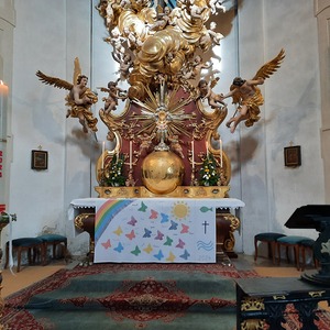 Der Tisch am Altar ist gedeckt