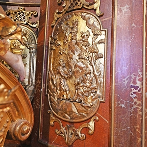  Holzrelief am Hochaltar: Engel tröstet Hagar in der Wüste