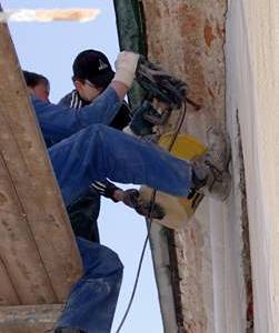 Nicht nur wagemutige Leute hoch oben (um die 50 Meter Höhe) braucht so eine Baustelle, …	