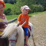 Kind beim Ponyreiten