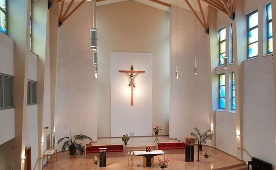 Blick in den Altarraum der Kreuzschwesternkirche / © Kreuzschwestern Linz Blick in den Altarraum der Kreuzschwesternkirche
