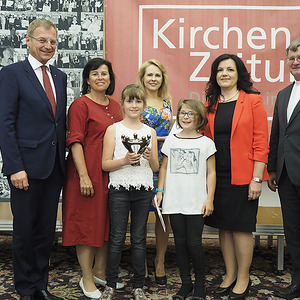 Elisabeth Birngruber und Judith Hartl, Leiterinnen des Kinder- und Jugendchors AVODAH, mit Landeshauptmann Thomas Stelzer, Sozial-Landesrätin Birgit Gerstorfer und Bischof Manfred Scheuer