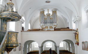 Helfenberger Pfarrkirche St. Erhard: Innenraum mit Blick auf die Orgelempore.