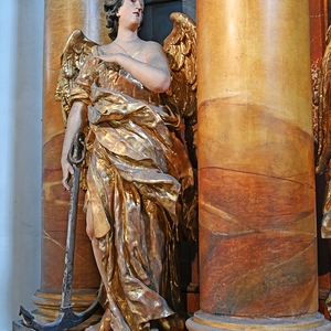 Hochaltar: Engel mit Anker: Symbol für die Tugend Hoffnung