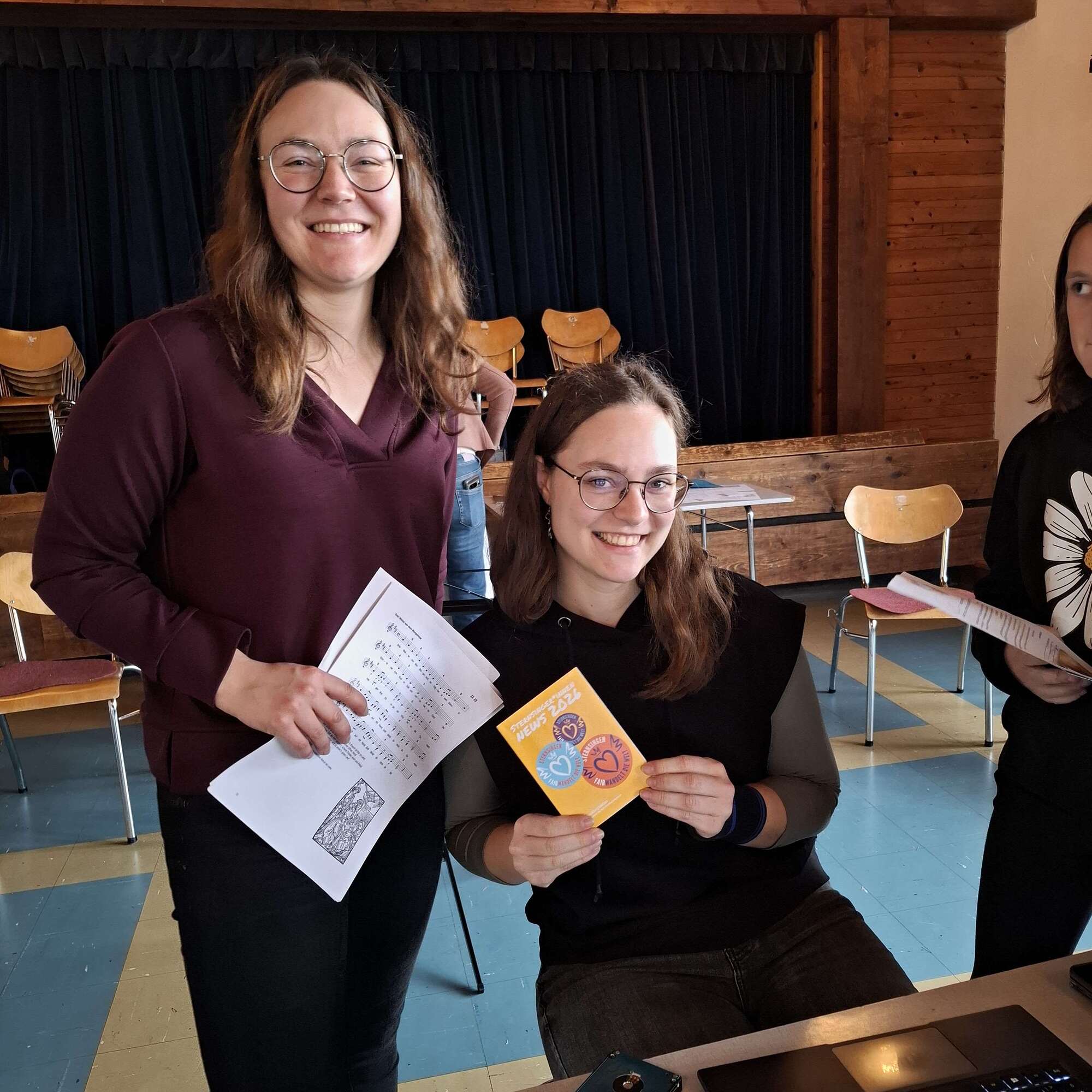 Katharina und Daniela freuen sich über zahlreiche motivierte Sternsinger