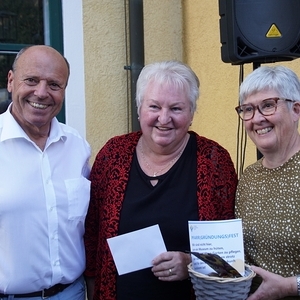 Eine Einladung zum Leonhardiritt wird an Inge Zweimüller als Preis der Pfarrgemeinde Desselbrunn übergeben. 