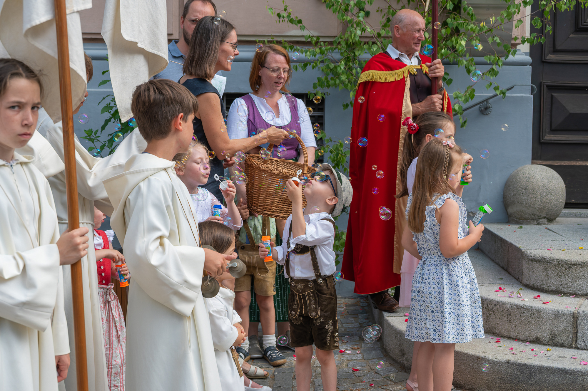 Fronleichnam Pfarre Kirchdorf an der KremsBild: Stadtkapelle Kirchdorf an der Krems spielt beim Gottesdienst und Prozession