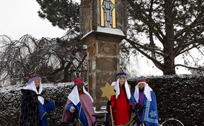 Sternsingerinnen und Sternsinger mit dem Fahrrad unterwegs