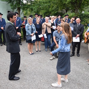 Das FaGoDi-Team überrascht Thomas Mair