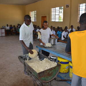 Essensausgabe im Internat von Bunya