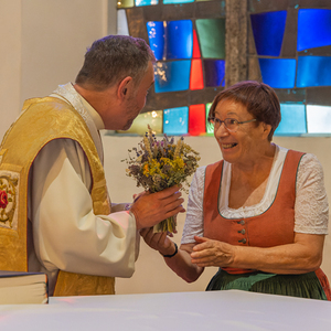 Maria Himmelfahrt  – Feier der Aufnahme Maria in den HimmelFrauen und Männer der Trachtengruppe Kirchdorf an der Krems brachten Kräuterbüscherl zum Gottesdienst, die von Pfarrer Pater Severin Kranabitl gesegnet und nach der Messe verteilt wurden.Fo